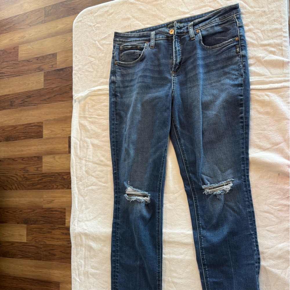 Women's Silver Jeans Size 31 Slightly‎ Cropped Dark Wash